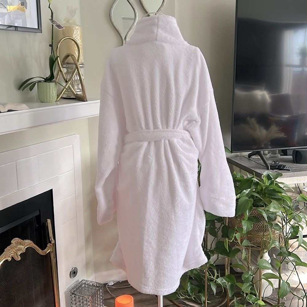 Martha Stewart Plush White Bath Robe with Belt - Picture 2 of 9